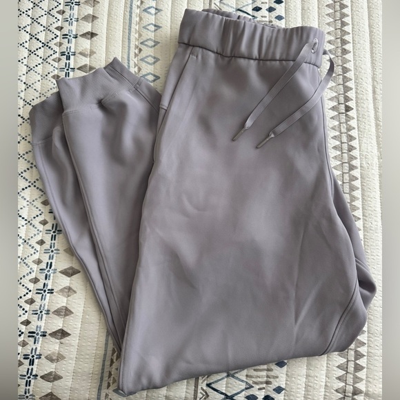 NWT Lululemon On The Fly Jogger in Silverscreen - Picture 2 of 8